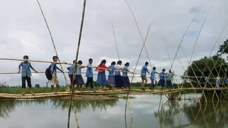 হাওর পাড়ের শিক্ষার্থীরা মৃত্যু ঝুঁকি নিয়ে স্কুলে যায়