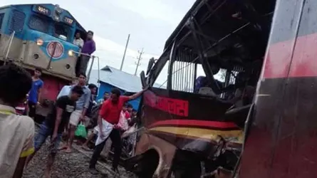 মিরসরাইয়ে ট্রেনের ধাক্কায় দুমড়ে মুচড়ে গেল বাস, নিহত ২