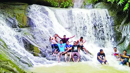 মিরসরাইয়ের বোয়ালিয়া ঝর্ণা আকৃষ্ট করছে পর্যটকদের