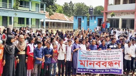 প্রকাশ্যে স্কুলছাত্রী ও তার বাবাকে মারধর