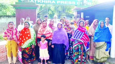 সাতক্ষীরায় সন্ত্রাসীদের হামলায় ১২ পরিবার বাড়ি থেকে উচ্ছেদ
