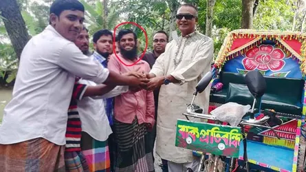 দুমকিতে বাকপ্রতিবন্ধীকে অটোরিক্সা প্রদান