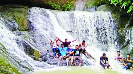 বোয়ালিয়া ঝর্ণা আকৃষ্ট করছে পর্যটকদের
