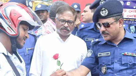 রংপুরে নিরাপদ সড়কের প্রচারণায় পুলিশ সুপার