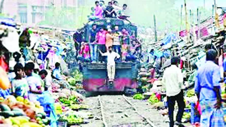 রেললাইনের পাশে ঝুঁকিপূর্ণ বাজার