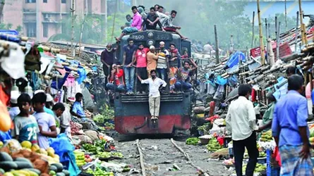 রেললাইনের পাশে ঝুঁকিপূর্ণ বাজার