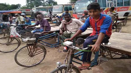 অসুস্থ বাবার জন্য ভ্যান চালায় স্কুলছাত্র মুরাদ