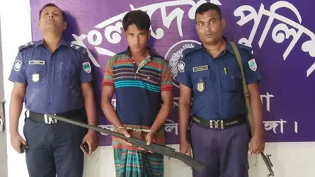 জীবননগরে একাধিক মাদক মামলার আসামি সাগর অস্ত্রসহ গ্রেফতার