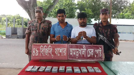 বেনাপোলে ৯০ হাজার ডলারসহ আটক ২