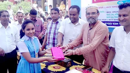 সাপাহারে বিভাগীয় শ্রেষ্ঠ বিদ্যালয়ে পুরস্কার বিতরণ