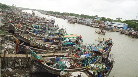 উত্তাল সাগরে মাছ ধরার ট্রলার ডুবি