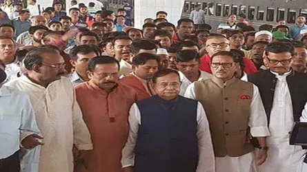 নৌকার জন্য ট্রেনে যাত্রা