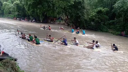 ব্যতিক্রমী ‘ভেলারবাইচে’ মুগ্ধ