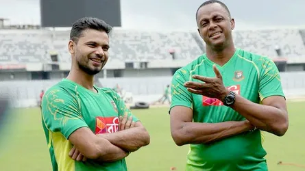 মাশরাফির কাছ থেকে শিখতে বললেন ওয়ালশ