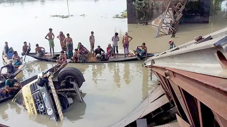 সুনামগঞ্জে বেইলি ব্রীজ ভেঙ্গে রড বোঝাই ট্রাক নদীতে