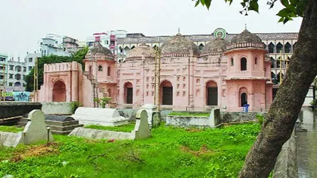 মোগল আমলের দৃষ্টিনন্দন সাত গম্বুজ মসজিদ
