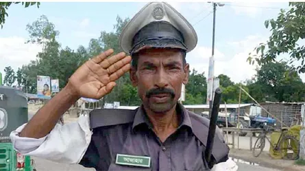 ২০ বছর ধরে স্বেচ্ছায় ট্রাফিকের কাজ করে যাচ্ছেন আজাহার