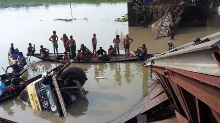 শালমারা নদীর ব্রিজ ভেঙে ট্রাক নদীতে : যান চলাচল বন্ধ