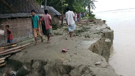 ফুলবাড়ীতে উজানের ঢলে ধরলার ভাঙন বৃদ্ধি
