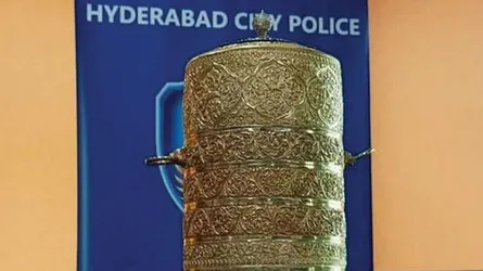 আজান শুনে কোরআন নেয়নি চোর