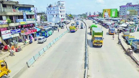 আন্ডারপাস বা গোলচত্বর না থাকায় সড়ক পারাপারে দুর্ভোগ