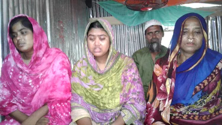 কুয়াকাটায় ট্রলারডুবিতে নিখোঁজ জেলেপরিবারে কান্নার রোল