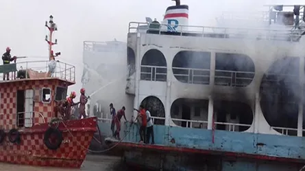 চাঁদপুর টার্মিনালে যাত্রীবাহী লঞ্চে আগুন