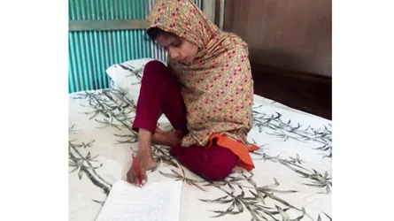 পায়ে লিখে বিসিএসে অংশ নেয়ার স্বপ্ন দেখছেন প্রতিবন্ধী শারমিন