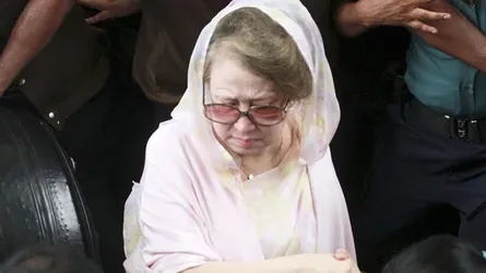 খালেদা জিয়াকে দেখতে কারাগারে গেছেন চিকিৎসক দল