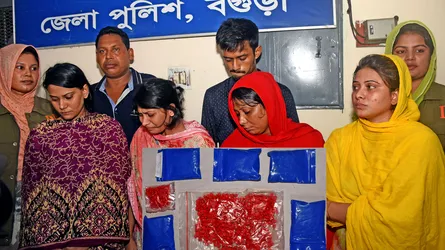 পুলিশ অভিযানে গ্রেফতার ৪ ইয়াবা ব্যবসায়ী বোন