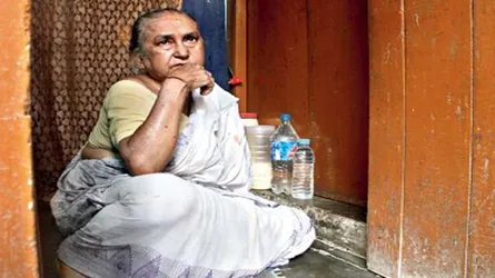 ঘরেও জায়গা হলো না সত্তর বছরের বৃদ্ধা মায়ের