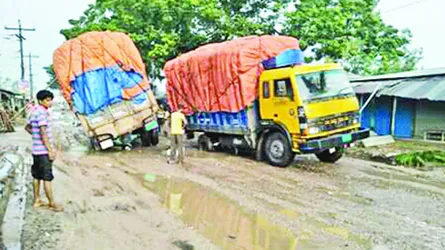 নবাবগঞ্জের ভাদুরিয়া-মতিহারা মহাসড়কে দুর্ভোগ চরমে