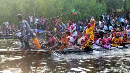 কোটালীপাড়ায় বিশ্বকর্মা পূজা উপলক্ষে নৌকাবাইচ অনুষ্ঠিত