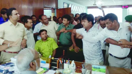 বাকৃবিতে ভিসির সামনেই অফিসারদের হাতাহাতি