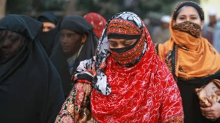 সৌদি আরবে নারী শ্রমিকরা কাজ করছে, বেতনও পাচ্ছে