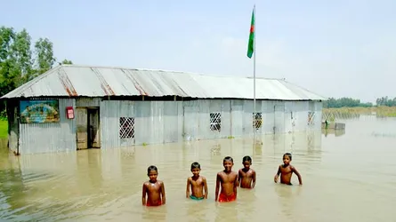 কাজিপুরে ২০টি শিক্ষা প্রতিষ্ঠানে পানি ঢুকেছে
