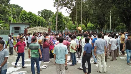 ২ কর্মকর্তা-কর্মচারীকে বহিষ্কারের প্রতিবাদে বাকৃবিতে তালা দিয়ে বিক্ষোভ