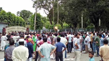বরখাস্তের প্রতিবাদে বাকৃবিতে ভিসিকে বাসায় অবরুদ্ধ