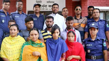প্রেমের ফাঁদ : অতঃপর বিবস্ত্র করে টাকা আদায়