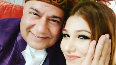 যৌন হেনস্থার অভিযোগে বিপাকে অনুপ জলোটা