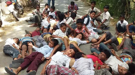 মাদারীপুরে ব্রিজের দাবিতে শিক্ষার্থীদের মানববন্ধন ও সড়ক অবরোধ