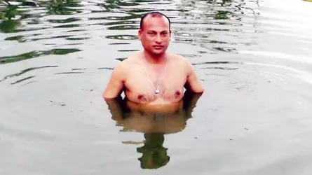 টানা দুই ঘন্টা পানির নিচে মৎস্যমানব মিজান