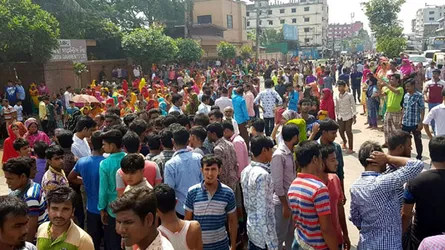 গাজীপুরে বকেয়া বেতনের দাবিতে শ্রমিকদের মহাসড়ক অবরোধ