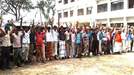 তাড়াশে চাঁদাবাজীর প্রতিবাদে ইজিবাইক শ্রমিকদের বিক্ষোভ