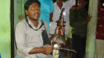 ফুলবাড়ীতে গান গেয়ে সংসার চালান দৃষ্টিহীন সুনীল
