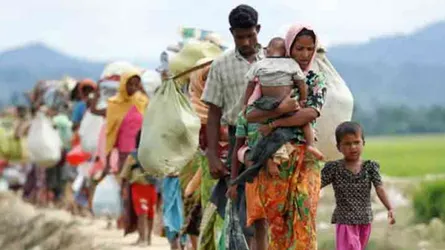 বাংলাদেশে প্রবেশের অপেক্ষায় আরও ৫ লাখ রোহিঙ্গা