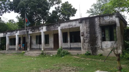 মাদারীপুরে আউলিয়াপুর সরকারি প্রাথমিক বিদ্যালয় ভবন ঝুঁকিপূর্ণ