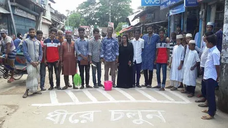পাথরঘাটায় নাগরিক ফোরামের উদ্যোগে সড়কে জেব্রাক্রোসিং