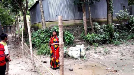 ফরিদপুরে সমাজপতির বেড়ায় গৃহবন্দী একটি পরিবার