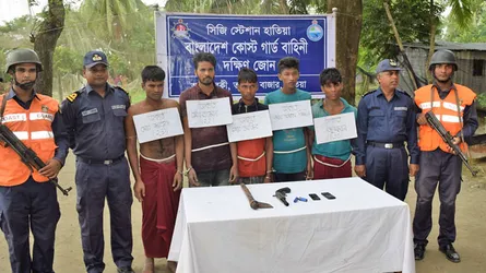 হাতিয়ায় জলদস্যু ও ইয়াবা চোরাচালানী চক্রের ৫ সদস্য অস্ত্রসহ আটক